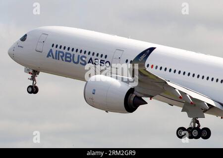 Bildnummer : 59834501 Datum : 14.06.2013 Copyright : imago/Xinhua (130614) -- TOULOUSE, 14 juin 2013 (Xinhua) -- l'avion A350 XWB (extra Wide Body) d'Airbus décolle de l'aéroport de Toulouse-Blagnac, dans le sud-ouest de la France, pour son premier vol d'essai le 14 juin 2013. L'A350 XWB est la toute nouvelle gamme de produits longue portée de taille moyenne d'Airbus. À ce jour, elle a déjà remporté 613 commandes fermes de 33 clients dans le monde entier. (Xinhua/Chen Cheng) FRANCE-AIRBUS-A350 XWB-TEST VOL PUBLICATIONxNOTxINxCHN Flugzeug x0x xkg 2013 quer 59834501 Date 14 06 2013 Copyright Imago XINHUA Toulouse juin 14 2013 XINHUA Airbus S A350 Banque D'Images