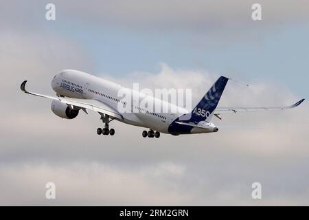 Bildnummer : 59834498 Datum : 14.06.2013 Copyright : imago/Xinhua (130614) -- TOULOUSE, 14 juin 2013 (Xinhua) -- l'avion A350 XWB (extra Wide Body) d'Airbus décolle de l'aéroport de Toulouse-Blagnac, dans le sud-ouest de la France, pour son premier vol d'essai le 14 juin 2013. L'A350 XWB est la toute nouvelle gamme de produits longue portée de taille moyenne d'Airbus. À ce jour, elle a déjà remporté 613 commandes fermes de 33 clients dans le monde entier. (Xinhua/Chen Cheng) FRANCE-AIRBUS-A350 XWB-TEST VOL PUBLICATIONxNOTxINxCHN Flugzeug x0x xkg 2013 quer 59834498 Date 14 06 2013 Copyright Imago XINHUA Toulouse juin 14 2013 XINHUA Airbus S A350 Banque D'Images