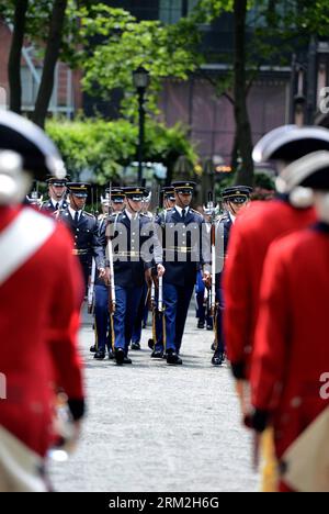 Bildnummer : 59836095 Datum : 14.06.2013 Copyright : imago/Xinhua (130614) -- NEW YORK, 14 juin 2013 (Xinhua) -- les membres de l'équipe d'exercice de l'armée américaine se produisent à la Cerebration du 238e anniversaire de l'armée américaine pendant la semaine de l'armée, qui comprend des vétérans, des réservistes, des conjoints de militaires et des membres engagés de la communauté, à New York, aux États-Unis, le 14 juin 2013. (Xinhua/Wang Lei) US-NEW YORK-ARMY ANNIVERSAIRE CÉLÉBRATION PUBLICATIONxNOTxINxCHN Gesellschaft Politik Militär Gründungstag Jahrestag USA Armee x0x xmb 2013 hoch 59836095 Date 14 06 2013 Copyright Imago XINHUA New York juin 14 2013 XIN Banque D'Images