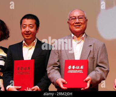 Bildnummer : 59840738 Datum : 16.06.2013 Copyright : imago/Xinhua (130616) -- SHANGHAI, 16 juin 2013 (Xinhua) -- le compositeur LV Qiming (à droite) et la réalisatrice Jia Zhangke reçoivent des certificats d'honneur pour leur don au Musée du film de Shanghai dans la municipalité de Shanghai dans l'est de la Chine, le 16 juin 2013. LV a fait don de son manuscrit de musique de film et Jia a fait don de son certificat du prix du meilleur scénario au Festival de Cannes au Musée qui a ouvert ses portes dimanche. (Xinhua/Ren long)(wjq) CHINA-SHANGHAI-FILM MUSEUM-OPENING (CN) PUBLICATIONxNOTxINxCHN People Entertainment film Kultur Ehrung Preisverleihung premiumd x0x xmb Banque D'Images