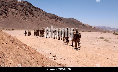 (130616) -- QUWEIRA, 16 juin 2013 (Xinhua) -- des soldats américains participent à l'exercice militaire multinational d'entraînement, nom de code Eager Lion, dans la ville de Quweira, à 290 km au sud d'Amman, Jordanie, le 16 juin 2013. (Xinhua/Mohammad Abu Ghosh) JORDAN-US-QUWEIRA-MILITARY-EXERCISE PUBLICATIONxNOTxINxCHN 130616 QUWEIRA juin 16 2013 XINHUA U S Soldiers participe à l'EXERCICE militaire multinational d'entraînement nommé Eager Lion À la ville de QUWEIRA 290 km au sud d'Amman Jordanie LE 16 2013 juin XINHUA Mohammad Abu Ghosh Jordan US QUWIONXPUBLICINTNOXBLICINXBLICY Banque D'Images