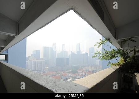 Bildnummer : 59844135 Datum : 17.06.2013 Copyright : imago/Xinhua (130617) -- SINGAPOUR, 17 juin 2013 (Xinhua) -- la brume de fumée enveloppe le quartier financier de Singapour, 17 juin 2013. Les feux de terre et de forêt sur l île indonésienne de Sumatra créent fréquemment une brume épaisse et grise pendant la saison sèche. Les vents transportent les particules vers le nord jusqu'à Singapour et la Malaisie, nuisent au ciel, réduisent la visibilité et créent des problèmes de santé. (Xinhua/puis Chih Wey) SINGAPORE-HAZE POLLUTION PUBLICATIONxNOTxINxCHN xcb x0x 2013 quer 59844135 Date 17 06 2013 Copyright Imago XINHUA Singapour juin 17 2013 Banque D'Images