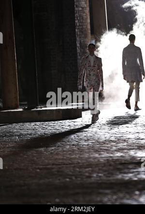 Bildnummer: 59848713  Datum: 17.06.2013  Copyright: imago/Xinhua (130617) -- LONDON, June 17, 2013 (Xinhua) -- Models display creations during SS14 Alexander McQueen Menswear show at the Coal Drops, King s Cross in London, Britain on June 17, 2013. (Xinhua/Wang Lili) UK-LONDON-FASHION-MENSWEAR-ALEXANDER MCQUEEN PUBLICATIONxNOTxINxCHN Kultur Entertainment Mode Modenschau Männermode Model x0x xsk 2013 hoch premiumd      59848713 Date 17 06 2013 Copyright Imago XINHUA  London June 17 2013 XINHUA Models Display Creations during  Alexander McQueen Menswear Show AT The Coal Drops King S Cross in Lon Stock Photo