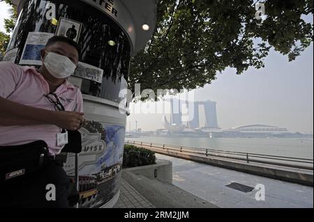 Bildnummer : 59849382 Datum : 18.06.2013 Copyright : imago/Xinhua Smoke Haze Shords Marina Bay area à Singapour, 18 juin 2013. Les feux de terre et de forêt sur l île indonésienne de Sumatra créent fréquemment une brume épaisse et grise pendant la saison sèche. Les vents transportent les particules vers le nord jusqu'à Singapour , nuisent au ciel, réduisent la visibilité et créent des problèmes de santé. (Xinhua/Then Chih Wey) SINGAPORE-HAZE POLLUTION PUBLICATIONxNOTxINxCHN Gesellschaft x2x xkg 2013 quer o0 Dunst Rauch qualm Luftverschmutzung Umweltverschmutzung 59849382 Date 18 06 2013 Copyright Imago XINHUA Smoke HAZE Shroud Ma Banque D'Images