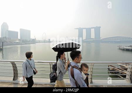 Bildnummer: 59849383  Datum: 18.06.2013  Copyright: imago/Xinhua Smoke haze shrouds Marina Bay area in Singapore, June 18, 2013. Land and forest fires on Indonesia s island of Sumatra frequently create a thick, grey haze during the dry season. Winds carry the particulate matter north to Singapore , clouds the skies, reduces visibility, and creates health concerns. (Xinhua/Then Chih Wey) SINGAPORE-HAZE POLLUTION PUBLICATIONxNOTxINxCHN Gesellschaft x2x xkg 2013 quer o0 Dunst Rauch Qualm Luftverschmutzung Umweltverschmutzung     59849383 Date 18 06 2013 Copyright Imago XINHUA Smoke HAZE Shroud Ma Stock Photo