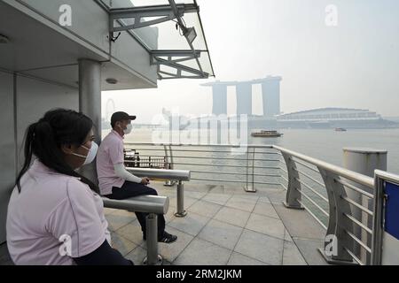 Bildnummer : 59849384 Datum : 18.06.2013 Copyright : imago/Xinhua Smoke Haze Shords Marina Bay area à Singapour, 18 juin 2013. Les feux de terre et de forêt sur l île indonésienne de Sumatra créent fréquemment une brume épaisse et grise pendant la saison sèche. Les vents transportent les particules vers le nord jusqu'à Singapour , nuisent au ciel, réduisent la visibilité et créent des problèmes de santé. (Xinhua/Then Chih Wey) SINGAPORE-HAZE POLLUTION PUBLICATIONxNOTxINxCHN Gesellschaft x2x xkg 2013 quer o0 Dunst Rauch qualm Luftverschmutzung Umweltverschmutzung 59849384 Date 18 06 2013 Copyright Imago XINHUA Smoke HAZE Shroud Ma Banque D'Images