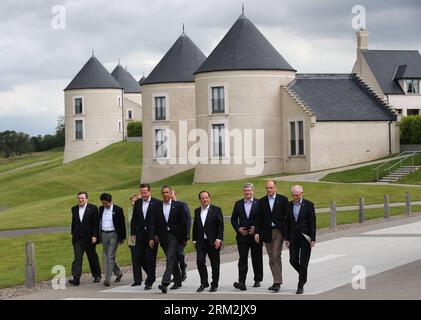 Bildnummer : 59852497 Datum : 18.06.2013 Copyright : imago/Xinhua (130618) -- FERMANAGH, 18 juin 2013 (Xinhua) -- (G-D) Président de la Commission européenne Jose Manuel Barroso, Premier ministre japonais Shinzo Abe, chancelière allemande Angela Merkel, Premier ministre britannique David Cameron, président américain Barack Obama, président russe Vladimir Poutine, président français François Hollande, le premier ministre canadien Stephen Harper, le premier ministre italien Enrico Letta et le président du Conseil européen Herman Van Rompuy montent sur le podium pour une photo de groupe au centre de villégiature Lough Erne, près d’Enniskillen, en Irlande du Nord. Banque D'Images