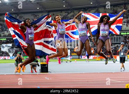 Les Britanniques Asha Philip, Imani-Lara Lansiquot, Bianca Williams et Daryll Neita célèbrent leur victoire après avoir terminé troisièmes de la finale du relais 4 x 100 mètres lors de la huitième journée des Championnats du monde d'athlétisme au Centre national d'athlétisme de Budapest, en Hongrie. Date de la photo : Samedi 26 août 2023. Banque D'Images