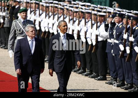 Bildnummer : 59870588 Datum : 19.06.2013 Copyright : imago/Xinhua le président américain Barack Obama (2e L) et le président allemand Joachim Gauck (1e L) examinent la garde d'honneur au Palais présidentiel à Berlin, Allemagne, le 19 juin 2013. Obama est arrivé à Berlin le 18 juin pour une visite officielle. (Xinhua/Pan Xu) (zcc) ALLEMAGNE-États-Unis-BARACK OBAMA-VISIT PUBLICATIONxNOTxINxCHN People Politik xcb x0x 2013 quer premiumd 59870588 Date 19 06 2013 Copyright Imago XINHUA U S Président Barack Obama 2e l et Président allemand Joachim Gauck 1e l EXAMINER la Garde D'HONNEUR AU Palais présidentiel à Berlin GE Banque D'Images