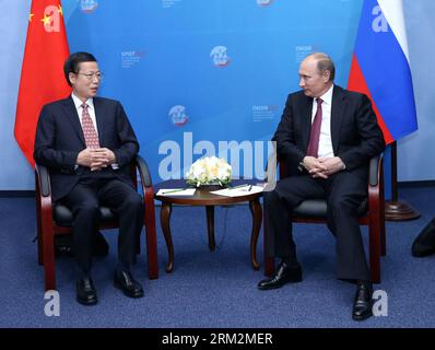 Bildnummer : 59878865 Datum : 20.06.2013 Copyright : imago/Xinhua (130620) -- ST. PETERSBURG, 20 juin 2013 (Xinhua) -- le président russe Vladimir Poutine rencontre le vice-premier ministre chinois Zhang Gaoli (L), qui est le représentant du gouvernement chinois pour assister à la Saint-Pétersbourg Forum économique international de Petersburg, à St. Petersburg, Russie, 20 juin 2013. (Xinhua/Pang Xinglei) (zc) RUSSIE-CHINE-ZHANG GAOLI-POUTINE-MEETING PUBLICATIONxNOTxINxCHN people xas x0x 2013 quer premiumd 59878865 Date 20 06 2013 Copyright Imago XINHUA Saint-Pétersbourg juin 20 2013 le président russe XINHUA Vladimir Poutine rencontre W. Banque D'Images