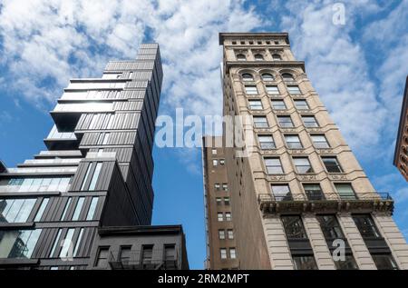 Ligne d'architecture contrastée Broadway dans l'East Village, 2023, New York City, États-Unis Banque D'Images