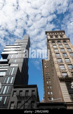 Ligne d'architecture contrastée Broadway dans l'East Village, 2023, New York City, États-Unis Banque D'Images