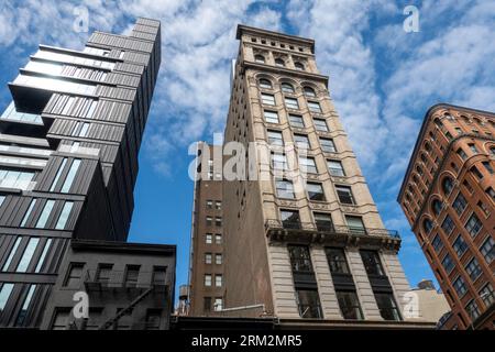 Ligne d'architecture contrastée Broadway dans l'East Village, 2023, New York City, États-Unis Banque D'Images