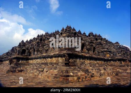 Bildnummer : 59884013 Datum : 15.05.2012 Copyright : imago/Xinhua JAKARTA -- la photo prise le 15 mai 2012 montre les stupas de Borobudur dans le centre de Java, Indonésie. Borobudur est un temple bouddhiste mahayana du 9e siècle. Il a été inscrit au patrimoine mondial de l'UNESCO en 1991 et confirmé comme le plus grand temple du monde par les Guiness World Records en 2012. (Xinhua/Jiang Fan) (dzl) INDONESIA-JAVA-WORLD HERITAGE-BOROBUDUR PUBLICATIONxNOTxINxCHN Kultur Tempel xas x0x 2013 quer 59884013 Date 15 05 2012 Copyright Imago XINHUA Jakarta la photo prise LE 15 2012 mai montre les stupas de Borobudur en ce Banque D'Images