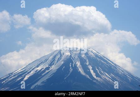 Bildnummer : 59888939 Datum : 14.05.2013 Copyright : imago/Xinhua (130622) -- TOKYO, 2013 (Xinhua) -- photo prise le 14 mai 2013, montre le Mont Fuji (Fujisan) à Yamanashi, Japon. La 37e session du Comité du patrimoine mondial de l UNESCO (WHC) a inscrit le Fujisan du Japon, le sommet emblématique qui a inspiré les artistes au fil des siècles, sur la liste du patrimoine mondial le 22 juin. Le mont Fuji est le 17e bien japonais inscrit sur la liste du patrimoine mondial. (Xinhua/Ma Ping) (lr) JAPON-MT. FUJI-LISTE DU PATRIMOINE MONDIAL PUBLICATIONxNOTxINxCHN Gesellschaft Natur Vulkan totale Berg xdpx0x 2013 quer 59888939 Banque D'Images