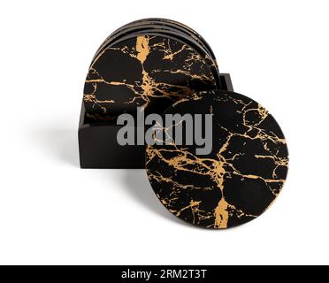 Support avec dessous de verre de table élégants sur fond blanc Banque D'Images