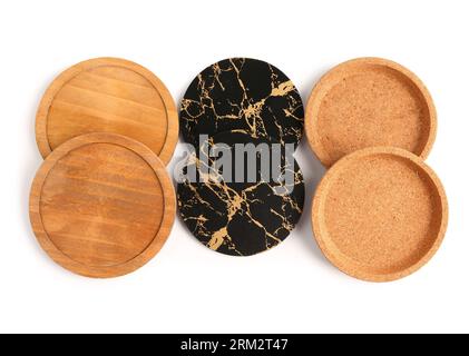 Ensemble de dessous de verre de table et assiettes sur fond blanc Banque D'Images