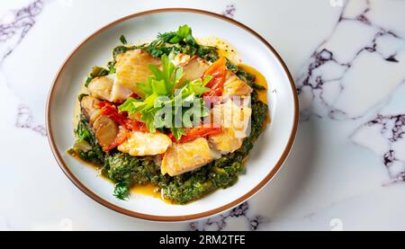 Morue cuite au four avec sauce au poivre et maïs Banque D'Images