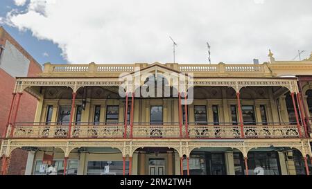 875+ Bâtiment historique du milieu victorien de AD 1872 avec véranda en fonte élaborée et parapet de balustrade, Lydiard Street. Ballarat-Ausralia. Banque D'Images