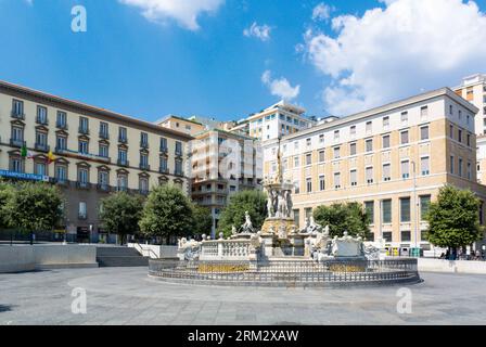 Naples, Italie, Un paysage avec Fontana del Nettuno à Piazza Municipio à Naples. Banque D'Images