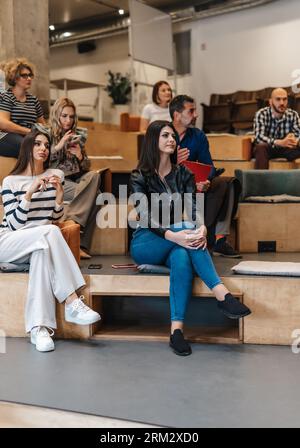 Deux femmes discutaient de stratégies visant à accroître la productivité. Des idées ont été échangées et débattues entre les membres de l'équipe. Banque D'Images