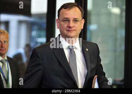 Bildnummer : 59913589 Datum : 28.06.2013 Copyright : imago/Xinhua (130628) -- BRUXELLES, 28 juin 2013 (Xinhua) -- le Premier ministre tchèque Petr Necas arrive pour la deuxième journée du sommet de l'UE à Bruxelles, capitale de la Belgique, le 28 juin 2013. Les dirigeants de l'UE ont convenu d'une initiative pour l'emploi des jeunes d'un montant de 8 milliards d'euros, visant à résoudre le problème urgent du chômage des jeunes et à stimuler les petites et moyennes entreprises dès vendredi. (Xinhua/Ye Pingfan) (ypf) BELGIQUE-BRUXELLES-eu-SUMMIT PUBLICATIONxNOTxINxCHN People Politik eu Versammlung xdp x0x premiumd 2013 quer 59913589 Date 28 06 2013 Copyrigh Banque D'Images