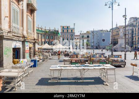 Naples, ville métropolitaine de Naples, Italie, librairie d'occasion au Convitto Nazionale Vittorio Emanuele II sur Piazza Dante. Banque D'Images