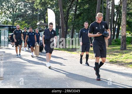 Lommel, Belgique. 26 août 2023. Les joueurs de Deinze ( Jellert Van Landschoot (18) de KMSK Deinze, Gonzalo Almenara (77) de KMSK Deinze, Christophe Janssens (16) de KMSK Deinze, Denis Prychynenko (13) de KMSK Deinze, Kine Kyeran Zahmoul de KMSK Deinze ) arrivée au Stadion photographié avant un match de football entre SK Lommel et KMSK Deinze lors de la troisième journée de la Challenger Pro League pour le 2023-2024 le 26 août 2023 à Lommel, Belgique. Crédit : Sportpix/Alamy Live News Banque D'Images