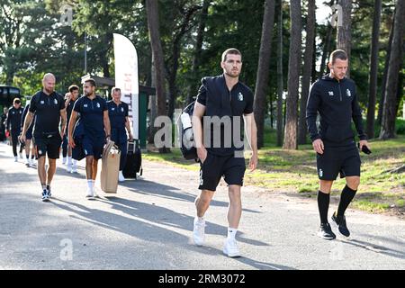 Lommel, Belgique. 26 août 2023. Les joueurs de Deinze ( Gonzalo Almenara (77) de KMSK Deinze, Christophe Janssens (16) de KMSK Deinze, Denis Prychynenko (13) de KMSK Deinze, Kine Kyeran Zahmoul de KMSK Deinze ) arrivée au Stadion photographié avant un match de football entre SK Lommel et KMSK Deinze lors de la troisième journée de la Challenger Pro League pour le 2023-2024 le 26 août 2023 à Lommel, Belgique. Crédit : Sportpix/Alamy Live News Banque D'Images