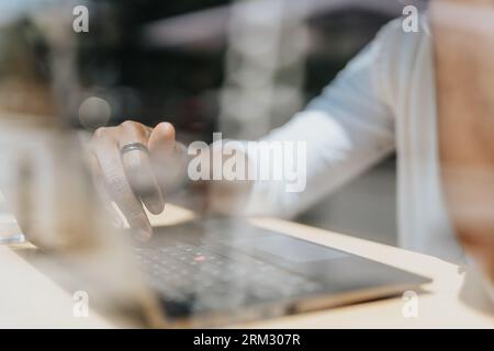 Photo rapprochée d'un homme d'affaires noir tapant sur un ordinateur portable. Banque D'Images