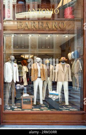 Naples, Italie, vitrine d'un magasin de vêtements pour hommes à la Galleria Umberto I qui est une galerie marchande publique à Naples. Banque D'Images