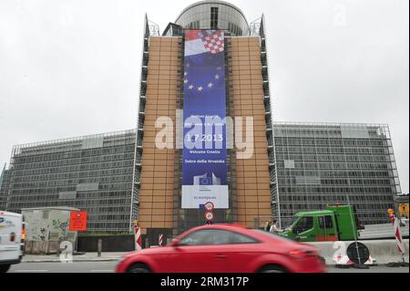 Bildnummer : 59925242 Datum : 01.07.2013 Copyright : imago/Xinhua (130701) -- BRUXELLES, 1 juillet 2013 (Xinhua) -- photo prise le 1 juillet 2013 montre une bannière géante Welcome Croatia accrochée devant le bâtiment de la Commission européenne à Bruxelles, capitale de la Belgique. La Croatie est devenue lundi le 28e membre de l'Union européenne. (Xinhua/Ye Pingfan)(cru) BELGIQUE-BRUXELLES-UE-CROATIE PUBLICATIONxNOTxINxCHN Politik Beitritt eu Union xjh x0x premiumd 2013 quer 59925242 Date 01 07 2013 Copyright Imago XINHUA Bruxelles juillet 1 2013 XINHUA photo prise LE 1 2013 juillet montre un géant Bienvenue Croatie bannière Ha Banque D'Images