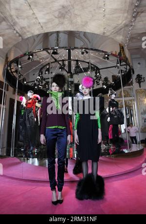 Bildnummer : 59927276 Datum : 01.07.2013 Copyright : imago/Xinhua les mannequins exposent des créations du couturier français Christian Lacroix pour la maison italienne Elsa Schiaparelli à Paris, France, le 1 juillet 2013. (Xinhua/Gao Jing) (dzl) FRANCE-PARIS-FASHION-HAUTE COUTURE-SCHIAPARELLI PUBLICATIONxNOTxINxCHN Kultur Entertainment mode Modewoche Modenschau xas x0x 2013 hoch premiumd 59927276 Date 01 07 2013 Copyright Imago XINHUA Models Display créations des créateurs de mode français Christian Lacroix pour la Maison italienne Elsa Schiaparelli à Paris France juillet 1 2013 XINHUA Gao Jing dzl Franc Banque D'Images