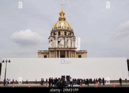 Bildnummer : 59927022 Datum : 01.07.2013 Copyright : imago/Xinhua (130701) -- PARIS, 1 juillet 2013 (Xinhua) -- le logo de Christian Dior est vu avec l'Hôtel des Invalides à Paris, France, 1 juillet 2013. (Xinhua/Gao Jing) FRANCE-PARIS-FASHION-HAUTE COUTURE-DIOR PUBLICATIONxNOTxINxCHN Kultur Entertainment Modenschau Fashion Modewoche haute Couture xdp x0x 2013 quer Aufmacher premiumd 59927022 Date 01 07 2013 Copyright Imago XINHUA Paris juillet 1 2013 XINHUA Christian Dior S emblème EST Lacs avec Hôtel les Invalides à Paris France juillet 1 2013 XINHUA Gao Jing France Paris mode haute Couture Dior P Banque D'Images