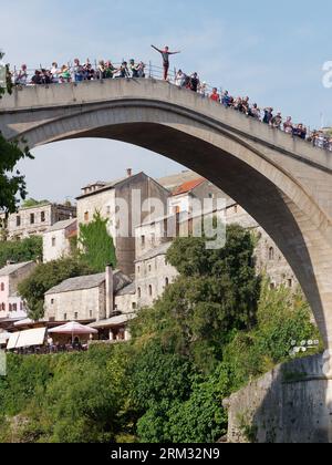 Quelqu'un se prépare à sauter de Stari Most (Vieux Pont) C'est un rite de passage à Mostar, Bosnie-Herzégovine, le 26 août 2023. Banque D'Images