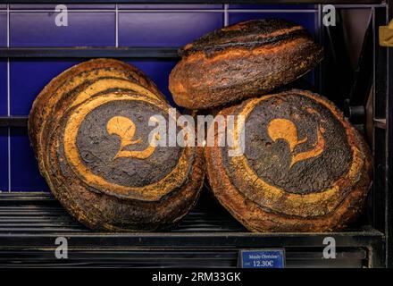 Miches de pain levain français rustique fraîchement cuit au four tourte de meule dans une boulangerie artisanale dans la vieille ville de Menton, Côte d'Azur, France Banque D'Images