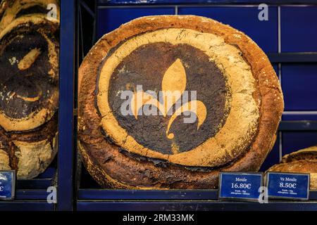 Miches de pain levain français rustique fraîchement cuit au four tourte de meule dans une boulangerie artisanale dans la vieille ville de Menton, Côte d'Azur, France Banque D'Images