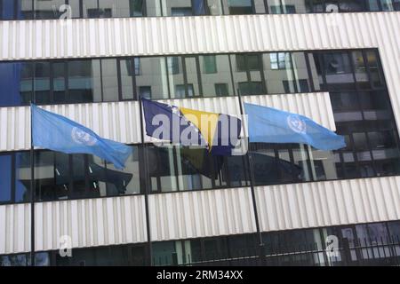 Bildnummer : 60004541 Datum : 05.07.2013 Copyright : imago/Xinhua (130705) -- SARAJEVO, 5 juillet 2013 (Xinhua) -- des drapeaux de l'ONU et un drapeau de Bosnie-Herzégovine sont vus devant le bâtiment de l'ONU récemment inauguré, à Sarajevo, Bosnie-Herzégovine, le 5 juillet 2013. (Xinhua/Haris Memija)(srb) BOSNIE-HERZÉGOVINE-SARAJEVO-un-NOUVEAU BÂTIMENT PUBLICATIONxNOTxINxCHN People Politik premiumd xsp 0x 2013 quer 60004541 Date 05 07 2013 Copyright Imago XINHUA Sarajevo juillet 5 2013 XINHUA les drapeaux de l'ONU et un drapeau de Bosnie-Herzégovine sont des lacs devant le bâtiment des Nations Unies nouvellement inauguré à Sarajevo Bosnie an Banque D'Images