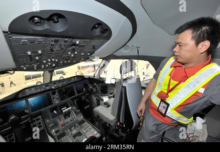 Bildnummer : 60031836 Datum : 07.07.2013 Copyright : imago/Xinhua la photo prise le 7 juillet 2013 montre le cockpit d'un Boeing 787 Dreamliner à l'aéroport international Haikou Meilan à Haikou, capitale de l'île sud de la Chine de la province de Hainan. HaiAn Airlines y a organisé une cérémonie pour saluer l’arrivée de son premier Boeing 787 Dreamliner. Mou Wei, vice-président de Hainan Airlines, a déclaré le 4 juillet que le premier Dreamliner de 213 sièges desservirait la ligne intérieure entre Pékin et Haikou, capitale de la province de Hainan du sud de la Chine, avec 36 sièges réservés à la classe affaires et 177 à l'économie. (Xin Banque D'Images