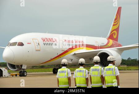 Bildnummer : 60031830 Datum : 07.07.2013 Copyright : imago/Xinhua Un Boeing 787 Dreamliner se trouve à l'aéroport international Haikou Meilan à Haikou, capitale de l'île de la province de Hainan en Chine méridionale, le 7 juillet 2013. HaiAn Airlines y a organisé une cérémonie pour saluer l’arrivée de son premier Boeing 787 Dreamliner. Mou Wei, vice-président de Hainan Airlines, a déclaré le 4 juillet que le premier Dreamliner de 213 sièges desservirait la ligne intérieure entre Pékin et Haikou, capitale de la province de Hainan du sud de la Chine, avec 36 sièges réservés à la classe affaires et 177 à l'économie. (Xinhua/Zhao Yingquan) (hdt) RCIP Banque D'Images