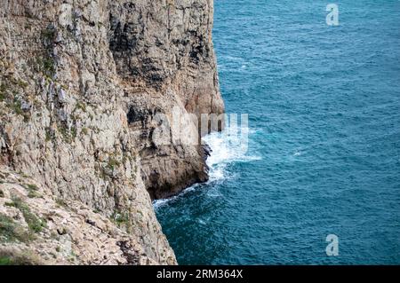 Vue sur un paysage naturel idyllique avec une falaise rocheuse et des vagues qui s'écrasant. Rochers près de Sagres. Côte ouest de l'Atlantique de la région de l'Algarve, au sud de Port Banque D'Images