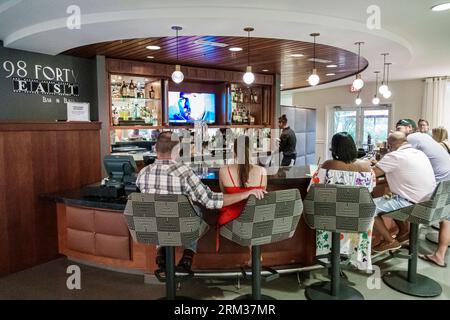 Jacksonville Floride, Tapestry Park, Hôtel Indigo Jacksonville-Deerwood Park, bar pub lounge chaises pivotantes, clients de BarTender, homme homme homme homme, femme Banque D'Images