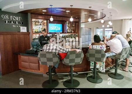 Jacksonville Floride, Tapestry Park, Hôtel Indigo Jacksonville-Deerwood Park, bar pub lounge chaises pivotantes, clients de BarTender, homme homme homme homme, femme Banque D'Images