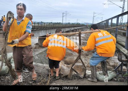 Bildnummer : 60094489 Datum : 10.07.2013 Copyright : imago/Xinhua (130710) -- DEYANG, 10 juillet 2013 (Xinhua) -- des ouvriers réparent le mur de parapet, détruit par une inondation provoquée par la pluie, du pont du fleuve Mianyuan du chemin de fer Baoji-Chengdu dans la province du Sichuan du sud-ouest de la Chine, le 10 juillet 2013. La ligne amont du pont a été fermée tandis que la ligne descendante est restée ouverte au trafic ferroviaire. (Xinhua/Wang Zhengwei) (ry) CHINA-SICHUAN-FLOOD (CN) PUBLICATIONxNOTxINxCHN Gesellschaft Regen Schlammlawine Erdrutsch NAturkatastrophe xsp x0x 2013 quer 60094489 Date 10 07 2013 C Banque D'Images