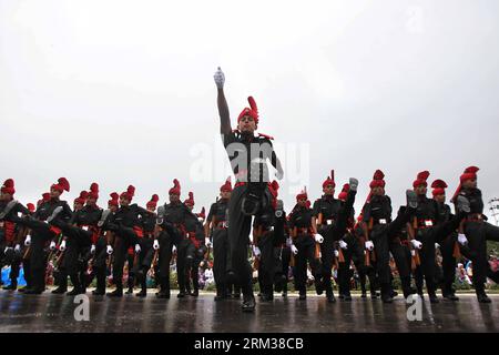 Bildnummer : 60101478 Datum : 10.07.2013 Copyright : imago/Xinhua (130710) -- SRINAGAR, 10 juillet 2013 (Xinhua) -- de nouvelles recrues de l'armée indienne défilent lors d'un défilé de passage dans une base militaire à la périphérie de Srinagar, la capitale estivale du Cachemire contrôlé par l'Inde, le 10 juillet 2013. Les 494 recrues du Cachemire sous contrôle indien ont été officiellement intronisées dans le régiment de Jammu Kashmir Light Infantry (JAKLI) de l armée indienne après un entraînement rigoureux. (Xinhua/Javed Dar) (srb) INDE-CACHEMIRE-SRINAGAR-ARMY-PASSING OUT PARADE PUBLICATIONxNOTxINxCHN Gesellschaft Militär Parade Militärparade x0x xdd 2013 Banque D'Images