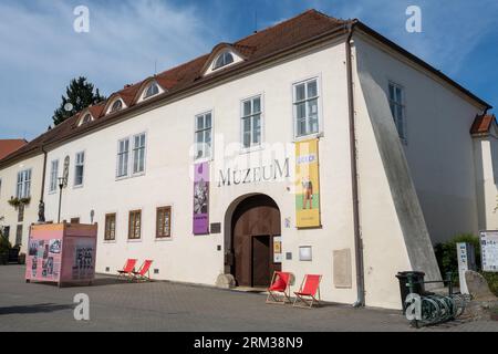 Musée régional à Šlapanice près de Brno et Austerlitz, Tchéquie. Bâtiment historique de l'ancienne maison de scolastère sur la place de la ville. Banque D'Images