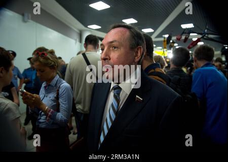 Bildnummer : 60117673 Datum : 12.07.2013 Copyright : imago/Xinhua (130712) -- MOSCOU, 12 juillet 2013 (Xinhua) -- Vyacheslav Nikonov, membre de la Douma d'Etat de Russie, reçoit des interviews après une rencontre avec l'ancien entrepreneur de l'agence d'espionnage américaine Edward Snowden à l'aéroport international Sheremetyevo de Moscou, Russie, le 12 juillet 2013. Edward Snowden prévoit de demander l'asile politique en Russie, a déclaré vendredi un parlementaire russe après avoir rencontré le lanceur d'alerte échoué. (Xinhua/Jiang Kehong) (syq) RUSSIA-MOSCOW-SNOWDEN-MEETING PUBLICATIONxNOTxINxCHN People Politik Flughafen premiumd xbs x0x 20 Banque D'Images