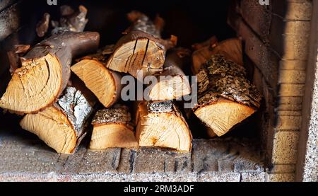 grumes noyées, bois de chauffage pour le chauffage domestique en hiver, pin, grumes de chêne, bois, chauffage en hiver, sans gaz et électricité, préparation pour l'hiver à garder w. Banque D'Images