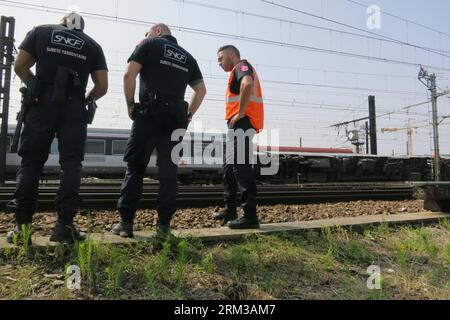 Bildnummer: 60121959  Datum: 13.07.2013  Copyright: imago/Xinhua (130713) -- PARIS, July 13, 2013 (Xinhua) -- Working staff of French national railway company SNCF are seen during clearance work at the site of derailed train in a railway station in Bretigny-sur-Orge, south of Paris, on July 13, 2013. French police have said that the final death toll in Friday s train derailment south of Paris is now definitive at six, media reported on Saturday. (Xinhua/Li Genxing) FRANCE-TRAIN-DERAILMENT-AFTERMATHS PUBLICATIONxNOTxINxCHN Gesellschaft Zugunglück Unfall Bahn xsp x2x premiumd 2013 quer o0 Aufräu Stock Photo