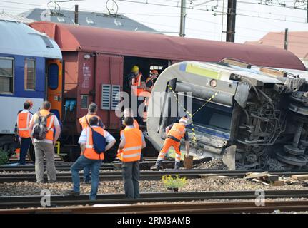 Bildnummer: 60121961  Datum: 13.07.2013  Copyright: imago/Xinhua (130713) -- PARIS, July 13, 2013 (Xinhua) -- Working staff of French national railway company SNCF are seen during clearance work at the site of derailed train in a railway station in Bretigny-sur-Orge, south of Paris, on July 13, 2013. French police have said that the final death toll in Friday s train derailment south of Paris is now definitive at six, media reported on Saturday. (Xinhua/Li Genxing) FRANCE-TRAIN-DERAILMENT-AFTERMATHS PUBLICATIONxNOTxINxCHN Gesellschaft Zugunglück Unfall Bahn xsp x2x premiumd 2013 quer  o0 Aufrä Stock Photo